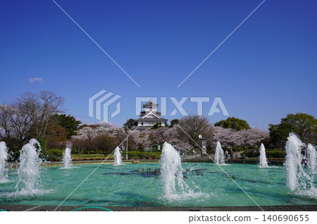 噴泉公園裡的噴泉,在藍天的襯托下閃閃發光。 噴泉公園裡的噴泉,在藍天的襯托下閃閃發光。 140690655