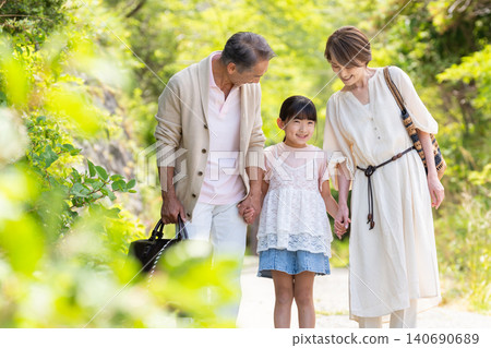 一對老年夫婦和他們的孫女一家三代正在享受旅行。 140690689