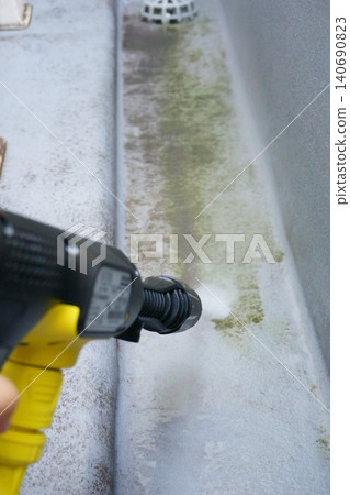 Balcony cleaning that saves you the trouble of scrubbing with a brush Balcony cleaning that saves you the trouble of scrubbing with a brush 140690823