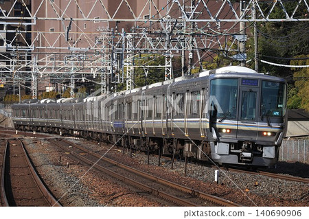 [JR West] 223 series 1000 series + 225 series 100 series Special Rapid Service (JR Kyoto Line: Yamazaki Station) 140690906