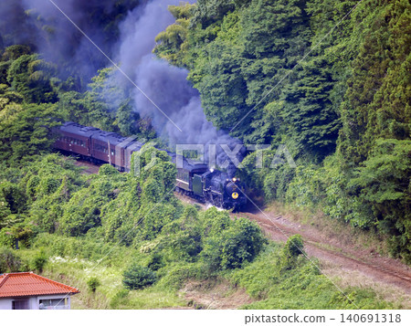 山口號SL列車途經津和野。 山口號SL列車途經津和野。 140691318