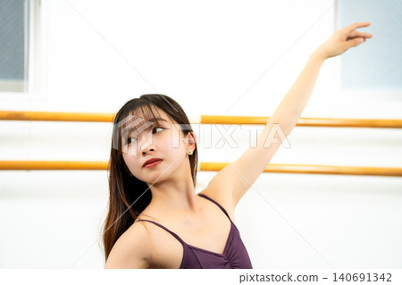 Japanese ballerina 140691342