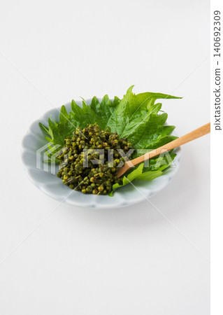 醬油醃漬紫蘇籽的特寫鏡頭 醬油醃漬紫蘇籽的特寫鏡頭 140692309