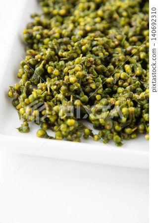 醬油醃漬紫蘇籽的特寫鏡頭 醬油醃漬紫蘇籽的特寫鏡頭 140692310