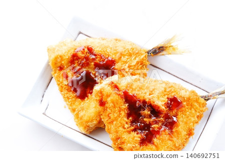 炸竹莢魚 - 新鮮炸製,口感酥脆,美味可口。 炸竹莢魚 - 新鮮炸製,口感酥脆,美味可口。 140692751