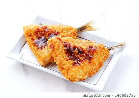 炸竹莢魚 - 新鮮炸製,口感酥脆,美味可口。 炸竹莢魚 - 新鮮炸製,口感酥脆,美味可口。 140692753