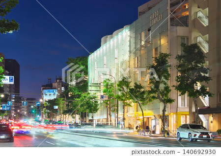 Gaien-Nishi Street at dusk (near Hiroo Bridge intersection) - Urban landscape (May 2026) Gaien-Nishi Street at dusk (near Hiroo Bridge intersection) - Urban landscape (May 2026) 140692930