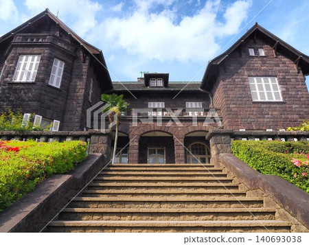 當杜鵑花盛開時,原古河花園內的西式建築顯得格外引人注目。 當杜鵑花盛開時,原古河花園內的西式建築顯得格外引人注目。 140693038