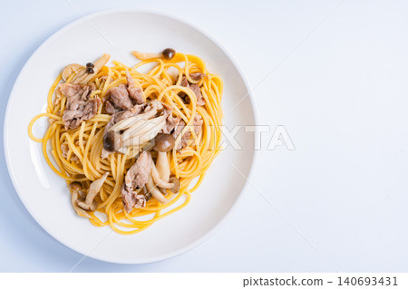 日式豬肉菇義大利麵 日式豬肉菇義大利麵 140693431