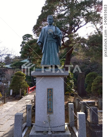 位於高畠不動的土方歲三銅像。 位於高畠不動的土方歲三銅像。 140693683