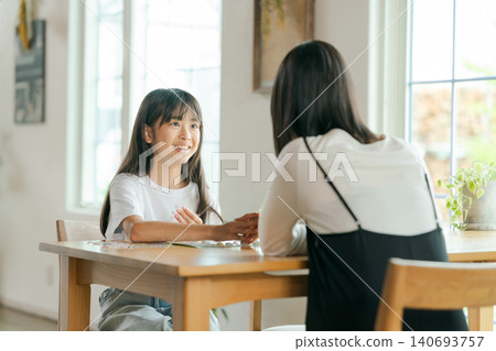 父母和孩子一起玩貼紙 父母和孩子一起玩貼紙 140693757