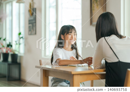 父母和孩子一起玩貼紙 父母和孩子一起玩貼紙 140693758