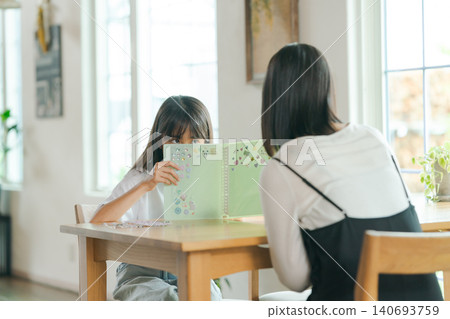 父母和孩子一起玩貼紙 父母和孩子一起玩貼紙 140693759