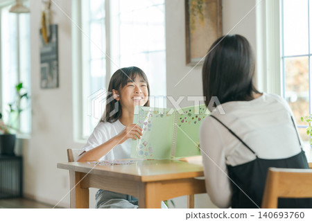 父母和孩子一起玩貼紙 140693760