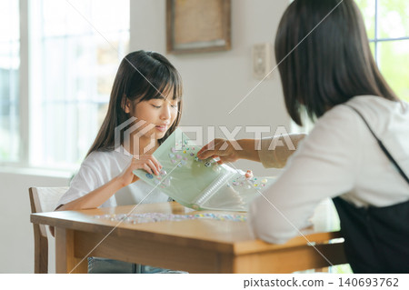 父母和孩子一起玩貼紙 父母和孩子一起玩貼紙 140693762