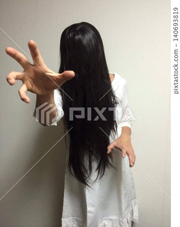 恐怖場景中女性的背影 恐怖場景中女性的背影 140693819