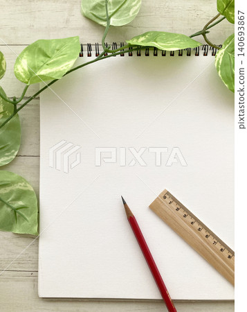 自然生活方式素描本、鉛筆、木尺、室內植物 自然生活方式素描本、鉛筆、木尺、室內植物 140693867
