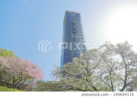 The tower, adorned with a refreshing blue sky and pink cherry blossoms, is a symbol of Higashiyama Zoo and Botanical Gardens (Higashiyama Zoo and Botanical Gardens, Nagoya City, Aichi Prefecture). 140694116