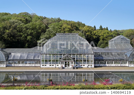 A greenhouse harmonizing with the forest behind it (Higashiyama Zoo and Botanical Gardens, Nagoya City, Aichi Prefecture) A greenhouse harmonizing with the forest behind it (Higashiyama Zoo and Botanical Gardens, Nagoya City, Aichi Prefecture) 140694119