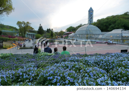 Fresh flowers in the foreground and a modern greenhouse in the distance (Higashiyama Zoo and Botanical Gardens, Nagoya City, Aichi Prefecture) Fresh flowers in the foreground and a modern greenhouse in the distance (Higashiyama Zoo and Botanical Gardens, Nagoya City, Aichi Prefecture) 140694134