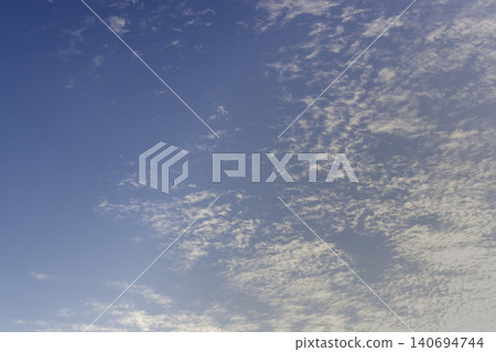 Autumn sky, a sky landscape where the heat still lingers. 140694744