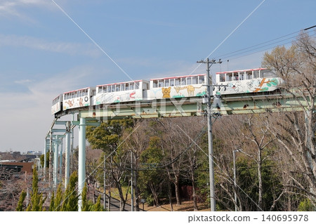 復古單軌列車在架空軌道上運行（天空觀光列車，東山動物園和植物園，名古屋市，愛知縣） 140695978