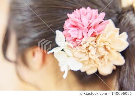 身穿和服、梳著漂亮髮髻、頭戴華麗花朵髮飾的女子(從背後拍攝)。 身穿和服、梳著漂亮髮髻、頭戴華麗花朵髮飾的女子(從背後拍攝)。 140696095