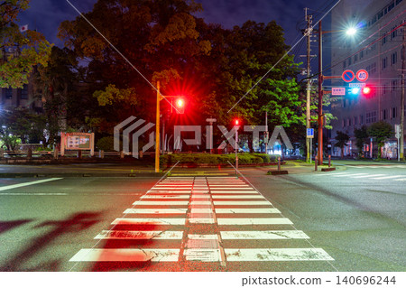 夜間,縣政府辦公大樓前的十字路口 夜間,縣政府辦公大樓前的十字路口 140696244