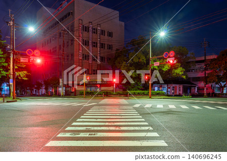 夜間,縣政府辦公大樓前的十字路口 夜間,縣政府辦公大樓前的十字路口 140696245