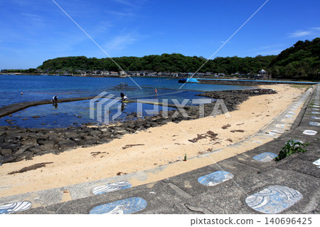 大友卡蘭科海灘是佐賀縣唐津市的熱門旅遊景點,以其潔白的沙灘和清澈的海水而聞名。 大友卡蘭科海灘是佐賀縣唐津市的熱門旅遊景點,以其潔白的沙灘和清澈的海水而聞名。 140696425