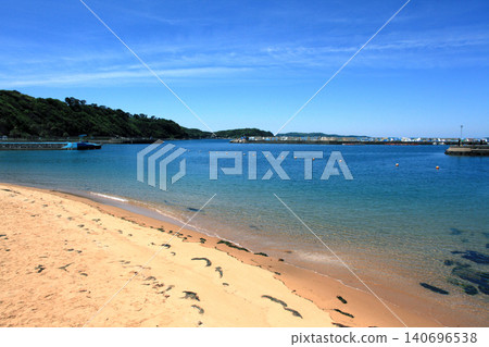 Otomo Karanko Beach, a popular tourist spot in Karatsu City, Saga Prefecture, is a beach known for its white sand and clear waters. 140696538