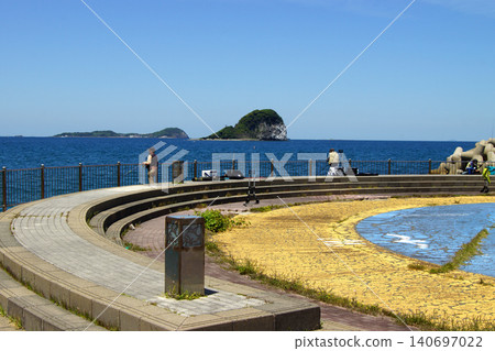 大友卡蘭科海灘是佐賀縣唐津市的熱門旅遊景點，以其潔白的沙灘和清澈的海水而聞名。 140697022