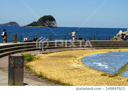 大友卡蘭科海灘是佐賀縣唐津市的熱門旅遊景點，以其潔白的沙灘和清澈的海水而聞名。 140697023