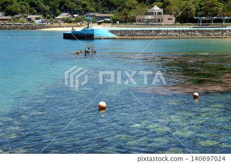大友卡蘭科海灘是佐賀縣唐津市的熱門旅遊景點，以其潔白的沙灘和清澈的海水而聞名。 140697024