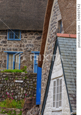 the small village of cadgwith at the coast of cornwall 140697542