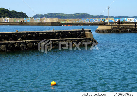Yobuko Elementary School and Yujinkou Seaside Park, Karatsu City, Saga Prefecture: Blue sea and blue sky 140697653
