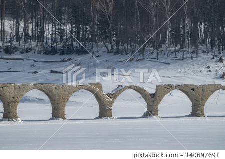 冬季,陶州別川大橋矗立在白雪皚皚的田野中。 冬季,陶州別川大橋矗立在白雪皚皚的田野中。 140697691