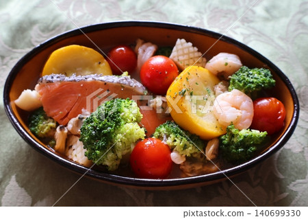 鮭魚與海鮮蒜蓉醬 140699330