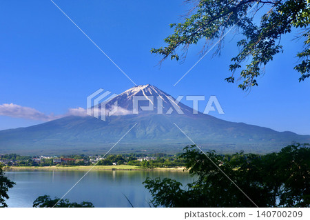 Lake Kawaguchi and Mt. Fuji from Nagasaki Park (Fujikawaguchiko Town, Yamanashi Prefecture) 140700209