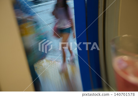 看著人們在街上行走 看著人們在街上行走 140701578