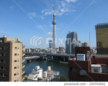 從淺草晴空塔屋頂廣場淺草兔露台(東京晴空塔和隅田川)眺望的景色 從淺草晴空塔屋頂廣場淺草兔露台(東京晴空塔和隅田川)眺望的景色 140702662