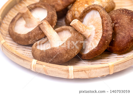 Raw shiitake mushroom Raw shiitake mushroom 140703059