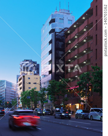 Gaien-Nishi Street at dusk (near Hiroo Bridge intersection) - Urban landscape (May 2026) 140703162