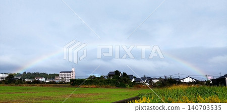 雨後的早晨出現了彩虹 雨後的早晨出現了彩虹 140703535