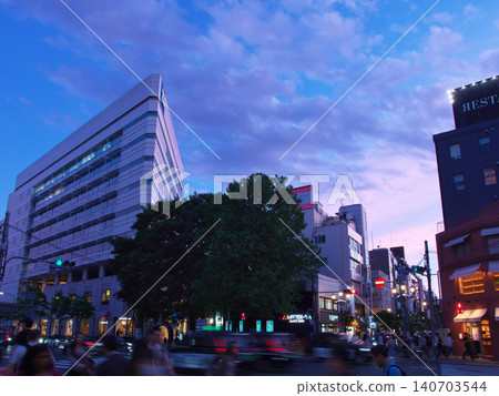 Gaien-Nishi Street at dusk - Hiroo Bridge Intersection: Urban Landscape (May 2026) Gaien-Nishi Street at dusk - Hiroo Bridge Intersection: Urban Landscape (May 2026) 140703544