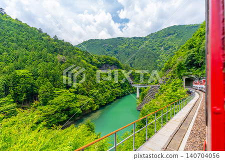 The only Abt-style train in Japan that runs slowly through the valley Igawa Line Breathtaking view from the train window The only Abt-style train in Japan that runs slowly through the valley Igawa Line Breathtaking view from the train window 140704056