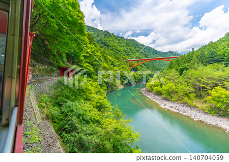 The only Abt-style train in Japan that runs slowly through the valley Igawa Line Breathtaking view from the train window The only Abt-style train in Japan that runs slowly through the valley Igawa Line Breathtaking view from the train window 140704059