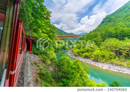 The only Abt-style train in Japan that runs slowly through the valley Igawa Line Breathtaking view from the train window The only Abt-style train in Japan that runs slowly through the valley Igawa Line Breathtaking view from the train window 140704060
