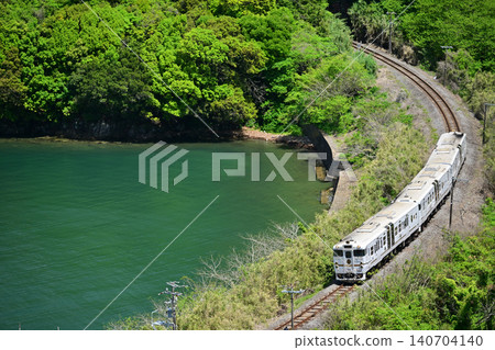The sightseeing limited express train "Futatsuboshi 4047" runs along the lush green shores of Omura Bay. The sightseeing limited express train "Futatsuboshi 4047" runs along the lush green shores of Omura Bay. 140704140