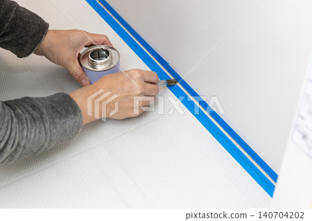 Applying primer before caulking gaps in a unit bath Applying primer before caulking gaps in a unit bath 140704202